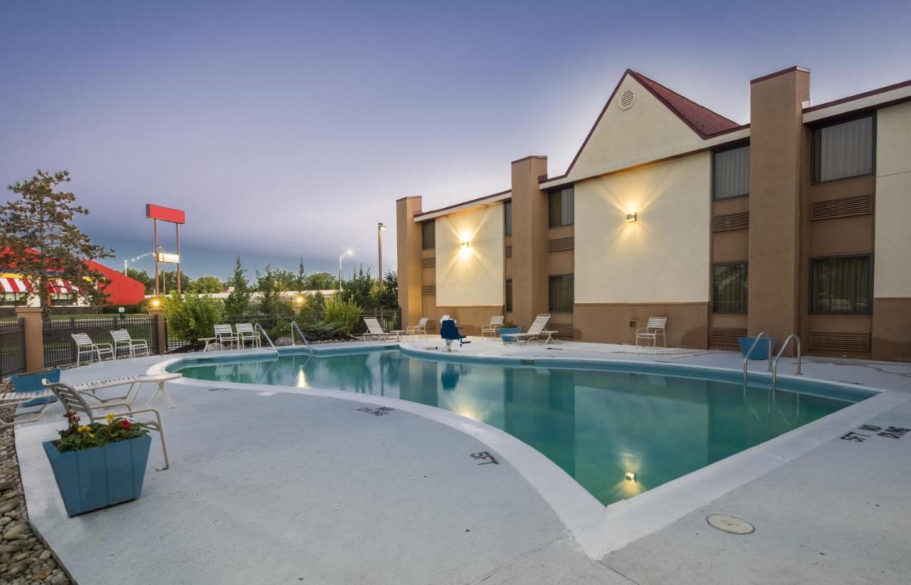 Red Roof Inn & Suites Cincinnati North-Мейсон Екстер'єр фото